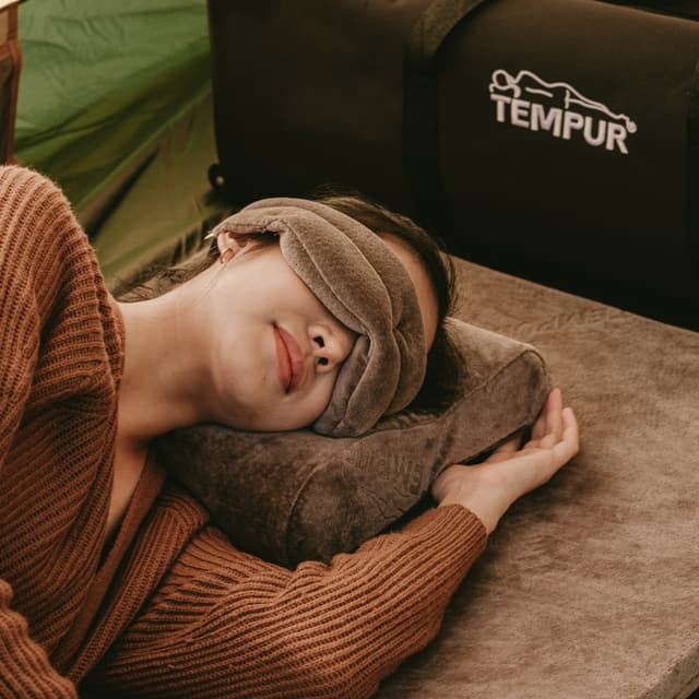 https://cdn.omni.focusglobalinc.com/uploads/n0y0smdhbtho7s52djnbu8ab-Ruben Travel Pillow.jpg